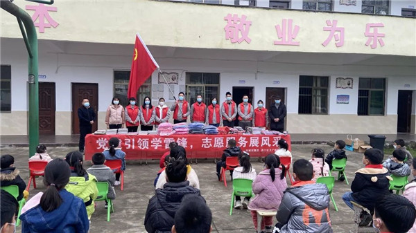 市城投集團開展“黨建引領學雷鋒，志愿服務展風采”送溫暖活動