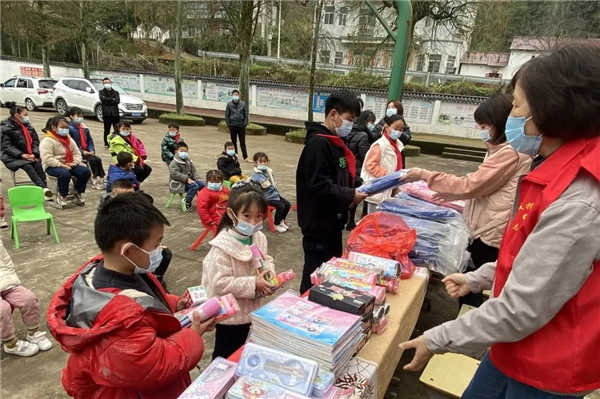 市城投集團開展“黨建引領學雷鋒，志愿服務展風采”送溫暖活動